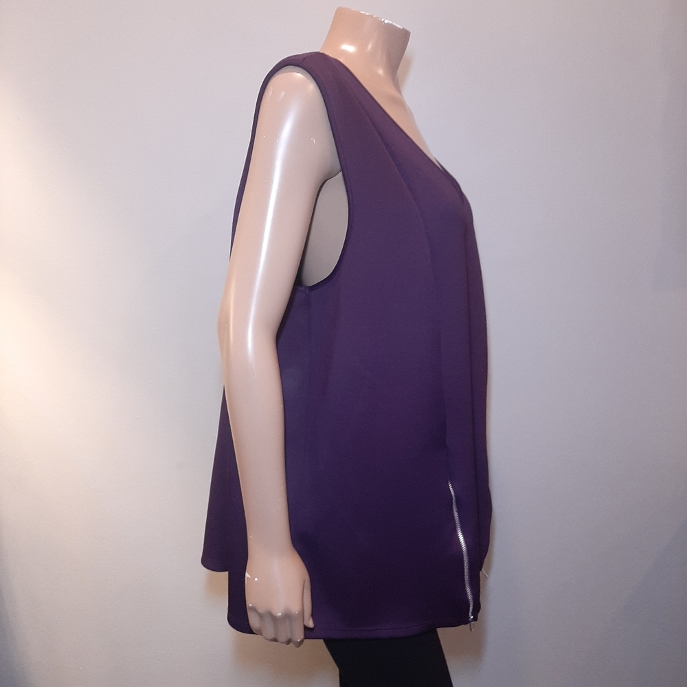 ❌SOLD❌MBLM Sleeveless Scuba Top Vneck Zippered Hem Accent Dressy - Picture 8 of 11